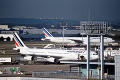 Máy bay của hãng hàng không Air France đậu tại sân bay Orly, gần thủ đô Paris. (Nguồn: AFP/TTXVN)
