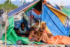 Người Rohingya tại trại tị nạn ở biên giới Myanmar-Bangladesh, gần thị trấn Maungsaw, bang Rakhine ngày 12/11/2017. (Nguồn: AFP/TTXVN)