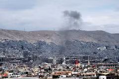 Khói bốc lên từ hiện trường vụ tấn công bằng tên lửa ở Damascus, Syria ngày 9/5. (Nguồn: THX/TTXVN)