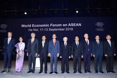 Tổng Bí thư Nguyễn Phú Trọng, Thủ tướng Nguyễn Xuân Phúc, Chủ tịch sáng lập WEF Klaus Schwab (thứ ba, từ phải sang) và các trưởng đoàn tham dự hội nghị chụp ảnh chung. (Ảnh: Thống Nhất/TTXVN)