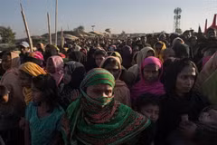 Người Rohingya xếp hàng nhận hàng hóa cứu trợ tại trại tị nạn Kutupalong ở Cox's Bazar, Bangladesh. (Nguồn: AFP/TTXVN)