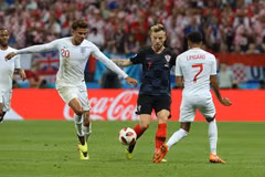 Tiền vệ Ivan Rakitic (giữa) tranh bóng với các cầu thủ đội tuyển Anh trong trận đấu vòng bán kết World Cup 2018 diễn ra ở Moskva, Nga ngày 11/7. (Ảnh: THX/TTXVN)