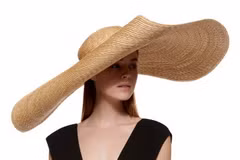Mix đồ linh hoạt với mũ rộng vành “che cả thế giới” của Jacquemus