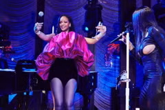 Rihanna đón tuổi 30 với thiết kế đầm phồng tuyệt đẹp của Saint Laurent