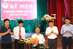 Ông Đinh Đăng Quang, Phó Tổng Giám đốc Thông tấn xã Việt Nam (thứ 2 từ phải) tặng quà Trung tâm điều dưỡng thương binh Thuận Thành, Bắc Ninh. (Ảnh: Thanh Thương/TTXVN)