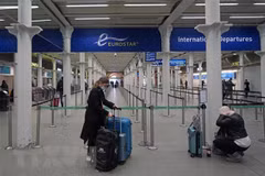 Hành khách đeo khẩu trang phòng lây nhiễm COVID-19 tại nhà ga quốc tế ở London, Anh, ngày 20/12/2020. (Ảnh: AFP/TTXVN)