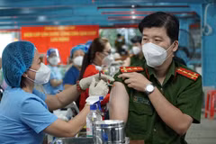 Một số quận huyện tại Thành phố Hồ Chí Minh tiến hành tiêm vaccine phòng COVID-19 liều bổ sung và nhắc lại cho lực lượng tuyến đầu. (Ảnh: Thu Hương/TTXVN) 