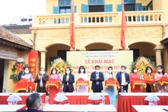 Cắt băng khai mạc trưng bày Không gian dệt lụa. (Ảnh: Đinh Thị Thuận/TTXVN)