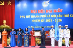 Thừa ủy quyền lãnh đạo Đảng, Nhà nước, Bí thư Thành ủy Hà Nội Đinh Tiến Dũng trao Huân chương Lao động hạng Nhất cho Hội Liên hiệp phụ nữ thành phố Hà Nội. (Ảnh: TTXVN phát)