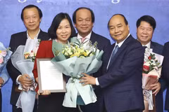 Phó Tổng giám đốc Vũ Việt Trang thay mặt TTXVN nhận Thư của Thủ tướng Nguyễn Xuân Phúc khen TTXVN đã có thành tích xuất sắc trong tuyên truyền Hội nghị Thượng đỉnh Triều Tiên-Hoa Kỳ lần thứ hai tại Hà Nội. (Ảnh: Thống Nhất/TTXVN) 