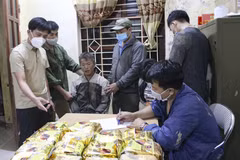 Đối tượng và tang vật vụ án tại cơ quan công an. (Ảnh: TTXVN phát)