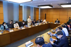 Các đại biểu Quốc hội thảo luận ở tổ về dự án Luật Kinh doanh bảo hiểm (sửa đổi). (Ảnh: Văn Điệp/TTXVN)