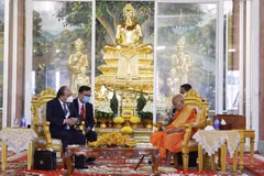 Chủ tịch nước Nguyễn Xuân Phúc đến thăm Đại tăng thống Tep Vong. (Ảnh: Thống Nhất/TTXVN) 
