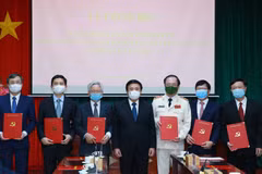 Đồng chí Nguyễn Xuân Thắng, Ủy viên Bộ Chính trị, Chủ tịch Hội đồng Lý luận Trung ương, Giám đốc Học viện Chính trị quốc gia Hồ Chí Minh trao quyết định cho các đồng chí Thường trực Hội đồng Lý luận Trung ương. (Ảnh: Phương Hoa/TTXVN)