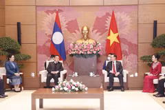 Chủ tịch Quốc hội Vương Đình Huệ và Phu nhân tiếp Chủ tịch Quốc hội Lào Xaysomphone Phomvihane và Phu nhân. (Ảnh: Doãn Tấn/TTXVN) 