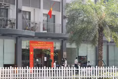 Tòa nhà nơi bệnh nhân sinh sống được phong tỏa đúng quy định. (Ảnh: Thanh Tùng/TTXVN) 