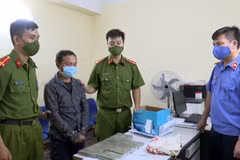 Đối tượng Giàng Bả Dế và tang vật tại cơ quan công an. (Ảnh: TTXVN phát) 