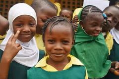 Trẻ em trai và trẻ em gái ở làng Ubang, Nigeria. (Nguồn: odditycentral.com)