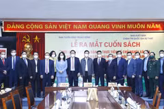 Đại biểu dự lễ ra mắt sách. (Ảnh: Phương Hoa/TTXVN) 