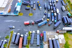 Hàng chục xe tải, xe container vẫn nằm chờ được vào thành phố Cần Thơ giao nhận hàng trong ngày 26/8 tại Bến xe trung tâm thành phố. (Ảnh: TTXVN phát) 