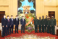 Bí thư Thành ủy Hà Nội Đinh Tiến Dũng thăm, chúc mừng cán bộ, chiến sỹ Bộ tư lệnh Thủ đô. (Nguồn: qdnd.vn) 