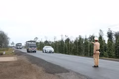 Lực lượng cảnh sát giao thông tỉnh Đắk Lắk kiểm soát giao thông trên quốc lộ 26, đoạn qua huyện Krông Pắc. Ảnh minh họa. (Ảnh: Tuấn Anh/TTXVN)