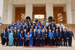 Thủ tướng Nguyễn Xuân Phúc với các đại biểu tại buổi gặp mặt. (Ảnh: Thống Nhất/TTXVN)
