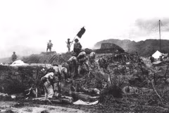 Chiều 7/5/1954, lá cờ Quyết chiến-Quyết thắng của Quân đội nhân dân Việt Nam tung bay trên nóc hầm tướng De Castries. Chiến dịch lịch sử Điện Biên Phủ đã toàn thắng. (Ảnh: Tư liệu/ TTXVN phát) 