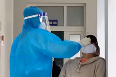 Nhân viên Trạm Y tế xã Phước Nam, huyện Thuận Nam, tỉnh Ninh Thuận lấy mẫu xét nghiệm COVID-19 cho người dân. (Ảnh: Công Thử/TTXVN) 