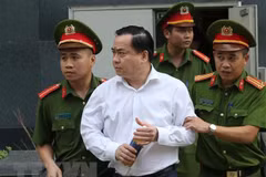 Cảnh sát dẫn giải bị cáo bị cáo Phan Văn Anh Vũ. (Ảnh: Doãn Tấn/TTXVN) 