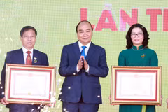 Chủ tịch nước Nguyễn Xuân Phúc trao tặng danh hiệu Nhà giáo ưu tú cho các giảng viên Học viện Nông nghiệp Việt Nam. (Ảnh: Thống Nhất/TTXVN)