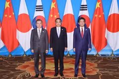 Thủ tướng Trung Quốc Lý Khắc Cường (giữa), Thủ tướng Nhật Bản Shinzo Abe (phải) và Tổng thống Hàn Quốc Moon Jae-in trong cuộc hội đàm ba bên tại Thành Đô, Trung Quốc, ngày 24/12. (Nguồn: Yonhap/ TTXVN)