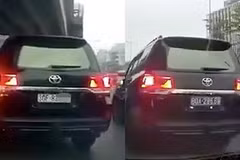 Hình ảnh một chiếc xe ở Hà Nội được cho là lắp thiết bị thay đổi biển số bị camera hành trình của xe sau ghi lại thời điểm thay biển số từ biển trắng sang biển xanh. 