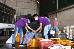 Lâm Đồng tặng 5 tấn nông sản cho người dân vùng dịch Ninh Thuận. (Ảnh: Đặng Tuấn/TTXVN)