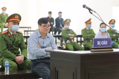 Bị cáo Trương Duy Nhất (56 tuổi, ngụ ở quận Hải Châu, TP.Đà Nẵng), cựu Trưởng Văn phòng đại diện Báo Đại Đoàn Kết tại trung Trung bộ tại phiên tòa. (Ảnh: Doãn Tấn/TTXVN)