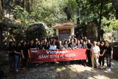 Báo Điện tử VietnamPlus-Về Nguồn: Những chuyến đi sâu nặng nghĩa tình