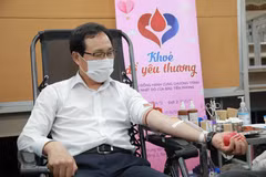 Ông Choi Joo Ho, Tổng Giám đốc Tổ hợp Samsung Vietnam tham gia hiến máu tình nguyện. (Ảnh: SEV)