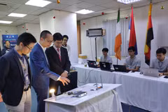 Ông Ngô Tuấn Anh giới thiệu về thiết bị phục vụ cuộc thi. (Ảnh: T.H/Vietnam+)