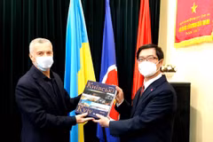 Đại sứ Nguyễn Hồng Thạch và Chủ tịch Hội Hữu nghị Ukraine-Việt Nam Oleksandr Vitaliyovich Shlapak. (Ảnh: TTXVN phát)