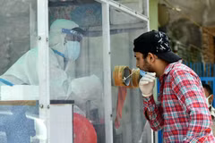 Xét nghiệm cho người dân tại New Delhi. (Ảnh: THX/TTXVN)