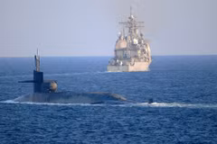 Tàu ngầm USS Georgia và tàu tuần dương USS Port Royal. (Ảnh: AP)