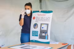 Phổ biến thông tin về dịch bệnh cho người dân ở Costa Rica. (Ảnh: UNHCR)