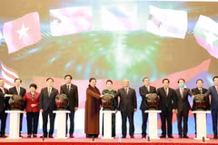 Các đại biểu ấn nút công bố trang thông tin điện tử, ứng dụng di động và bộ nhận diện của AIPA 2020. (Ảnh: Trọng Đức/TTXVN)
