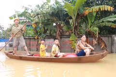 Nước dâng cao khắp mọi nẻo đường khiến người dân phải di chuyển bằng thuyền.
