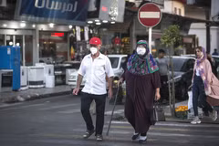 Người dân đeo khẩu trang phòng lây nhiễm COVID-19 tại Tonekabon, Iran. (Ảnh: THX/TTXVN)