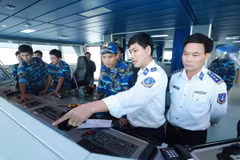 Cán bộ, chiến sỹ tàu Cảnh sát biển CSB 8001 phối hợp làm nhiệm vụ. (Ảnh: Lâm Khánh/TTXVN)