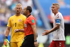 Cầu thủ Simon Kjaer (phải) và thủ môn Kasper Schmeichel (trái) trong trận đấu với Australia ở bảng C World Cup 2018 diễn ra ở Samara, Nga ngày 21/6. (Ảnh: THX/TTXVN)