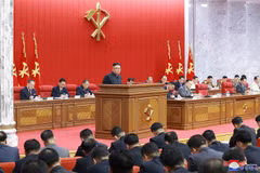 Nhà lãnh đạo Triều Tiên Kim Jong-un phát biểu tại phiên họp toàn thể Ủy ban Trung ương Đảng Lao động Triều Tiên ở Bình Nhưỡng ngày 15/6. (Ảnh: YONHAP/TTXVN)
