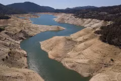 Hồ Oroville ở miền Bắc California đang cạn kiệt với tốc độ đáng lo ngại trong bối cảnh hạn hán nghiêm trọng. (Ảnh: AFP/TTXVN)