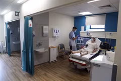 Bệnh nhân COVID-19 được điều trị tại bệnh viện ở London, Anh.(Ảnh: AFP/TTXVN)